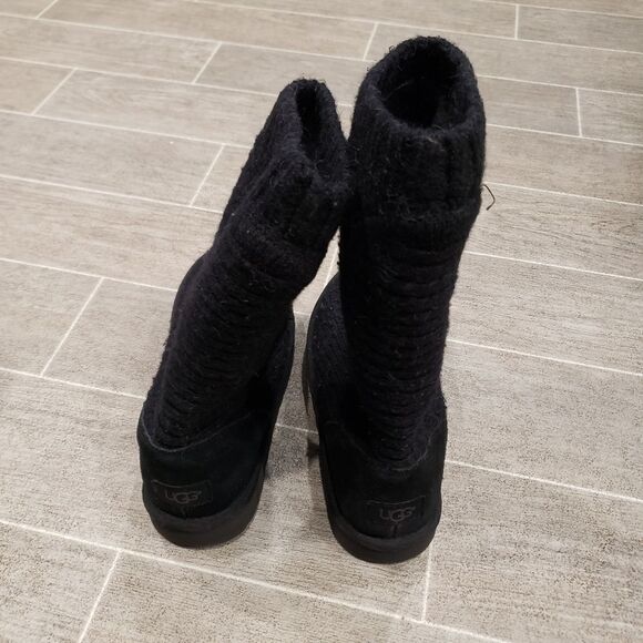 UGG Capra Ribbed Knit Shearling Lined Boot - Picture 4 of 11